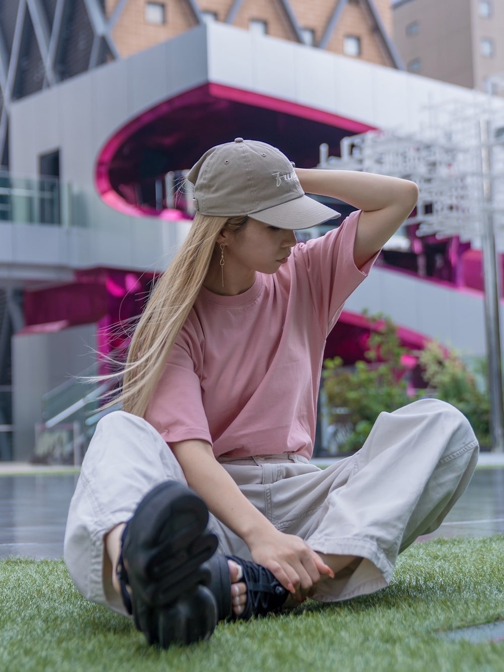 ピンク系のTシャツ/カットソー、ベージュ系のカーゴパンツ、ブラック系のサンダルを着用したレディースの春コーディネートの2枚目の写真