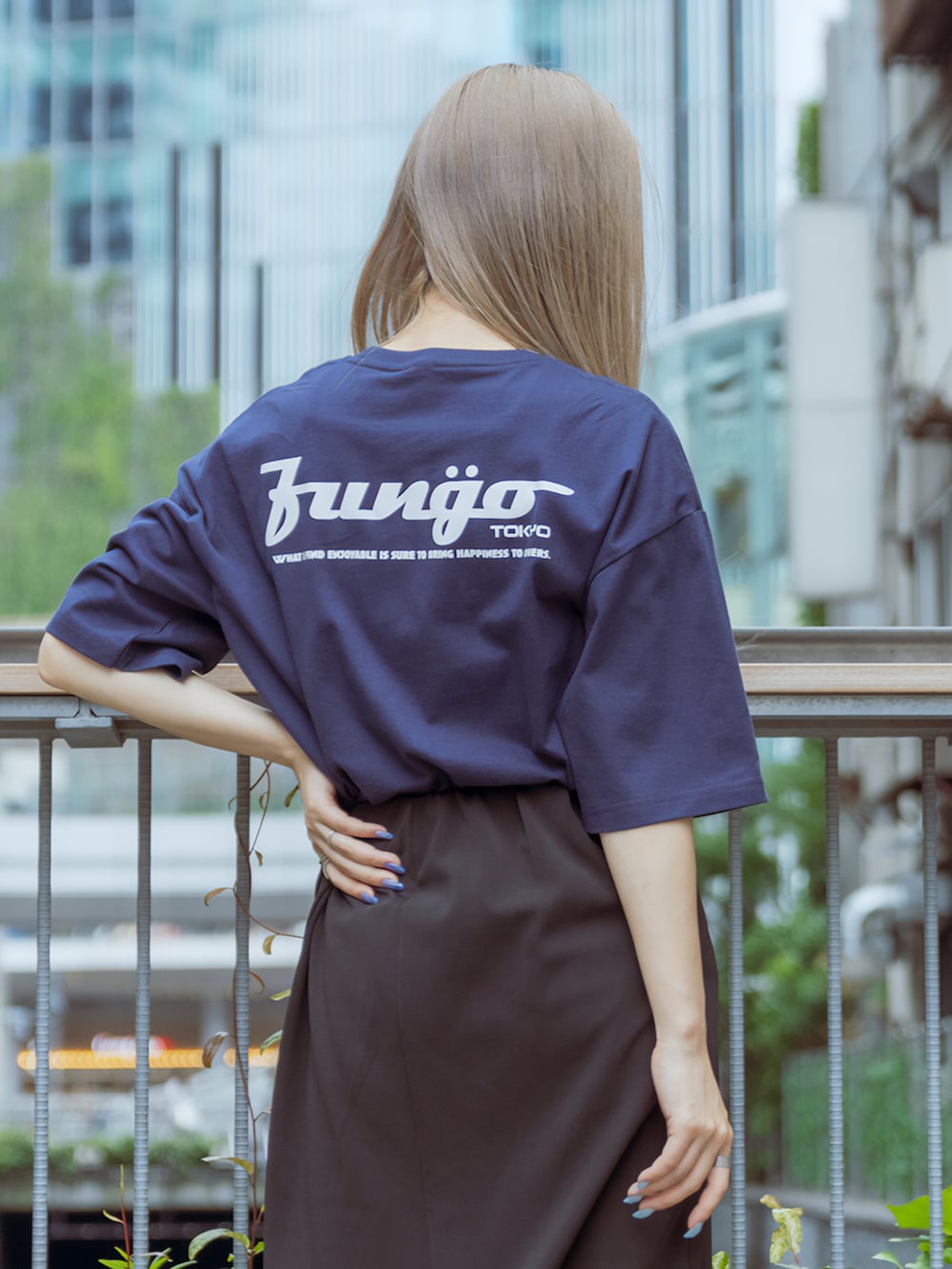 ブラック系のサンダル、ブルー系のTシャツ/カットソーを着用したレディースの秋コーディネートの2枚目の写真