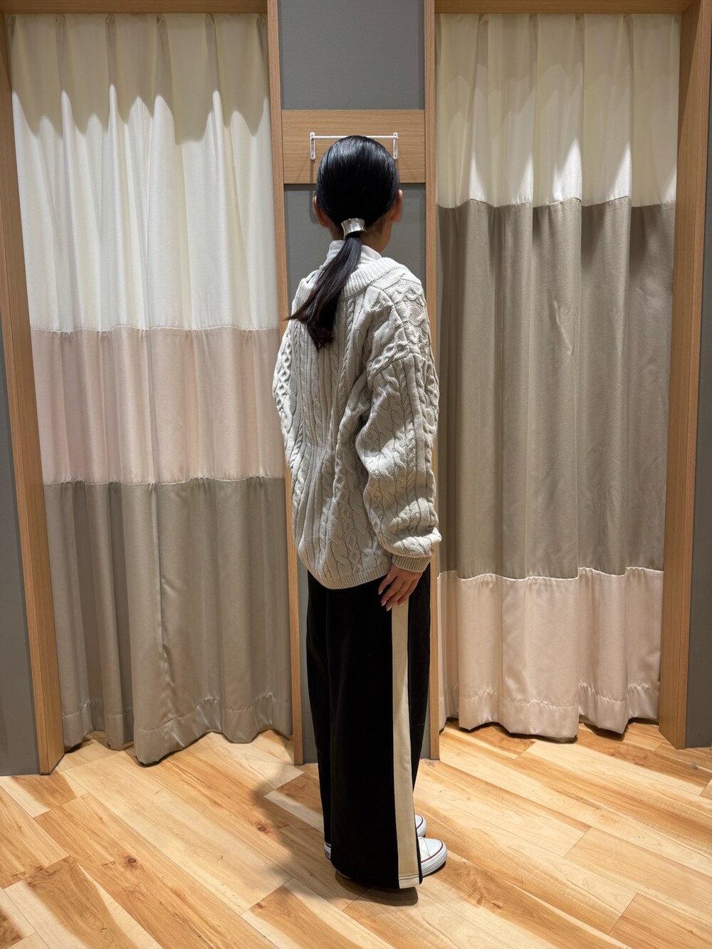 ホワイト系のカーディガン/ボレロ、ブラック系のその他パンツ、ホワイト系のニット/セーターを着用したレディースの冬コーディネートの4枚目の写真