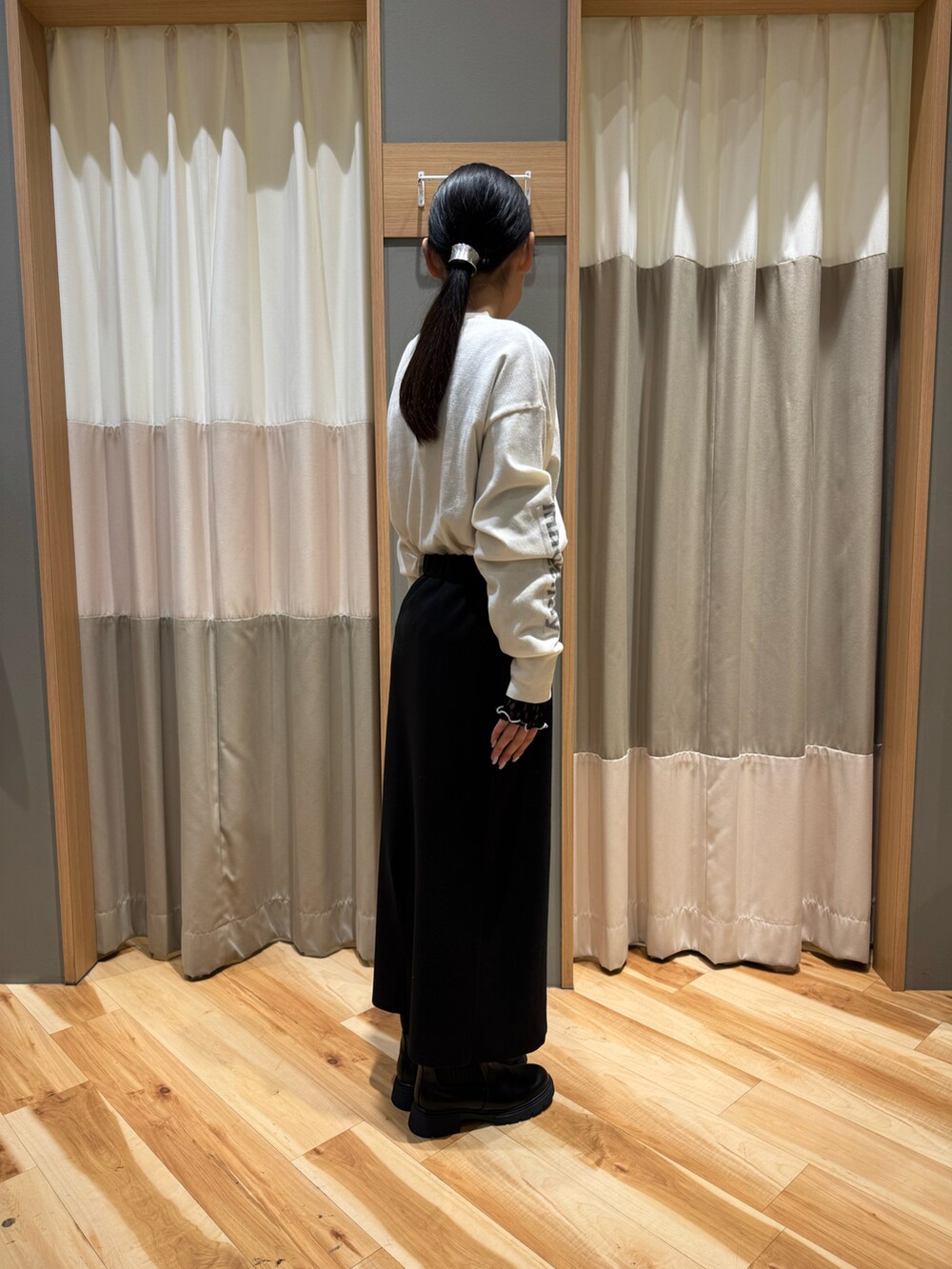 「お出かけコーデ、カジュアル、オトナカジュアル、きれいめコーディネート、Iラインスカート、ニットスカート、スリット、ブラック、ニット、ロゴデザイン、花柄、カットソー、サマンサモスモスブルー、Samansa Mos2 blue」｜「Samansa Mos2 blueのアイテム（スカート、ブラック系）」を使った、kahoさん（レディース・156cm）の冬コーディネートの4枚目の写真
