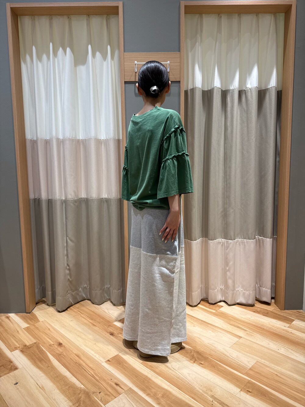 イエロー系のスニーカー、グレー系のスカート、グリーン系のTシャツ/カットソーを着用したレディースの春コーディネートの4枚目の写真