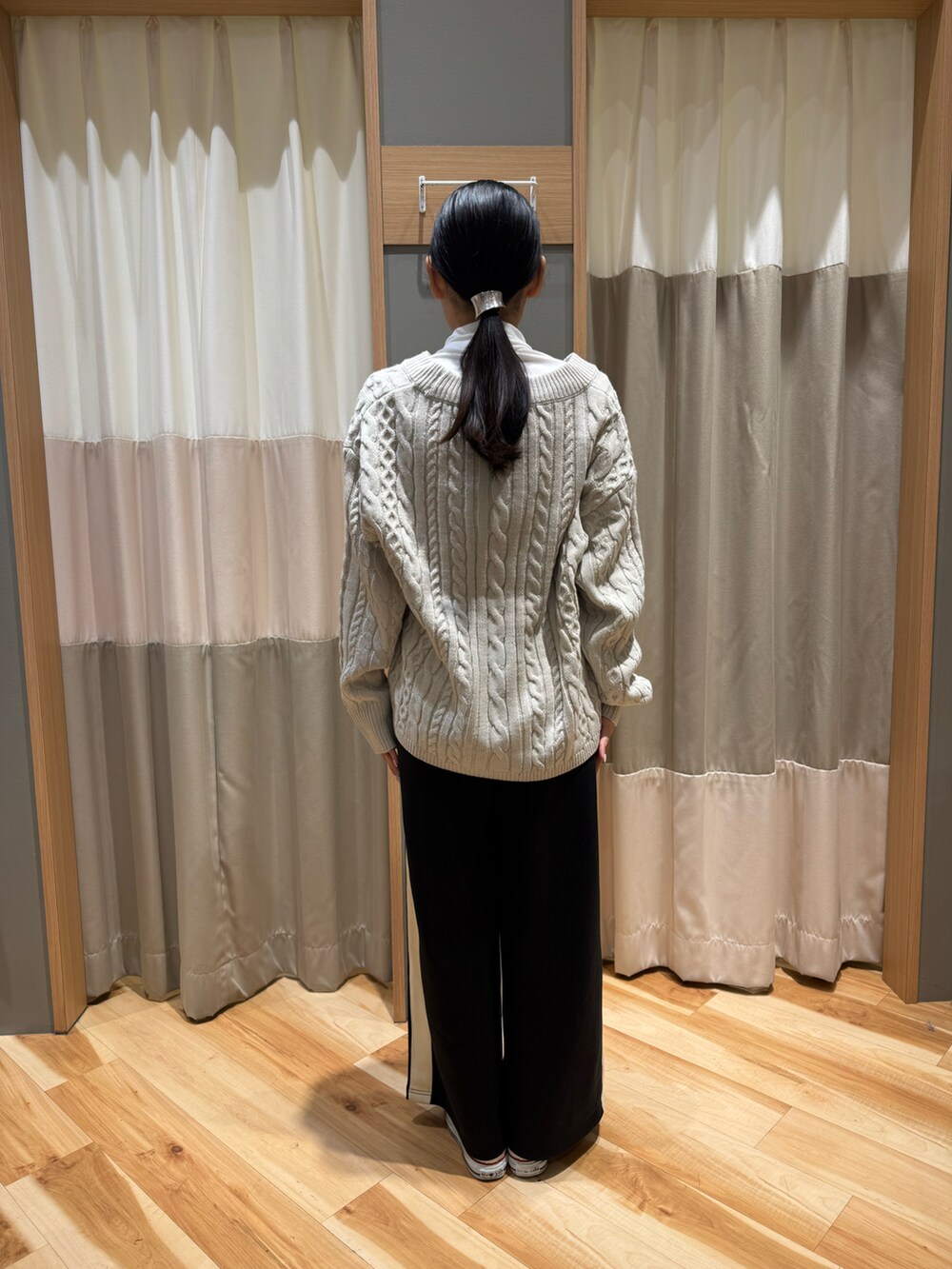 ホワイト系のカーディガン/ボレロ、ブラック系のその他パンツ、ホワイト系のニット/セーターを着用したレディースの冬コーディネートの3枚目の写真