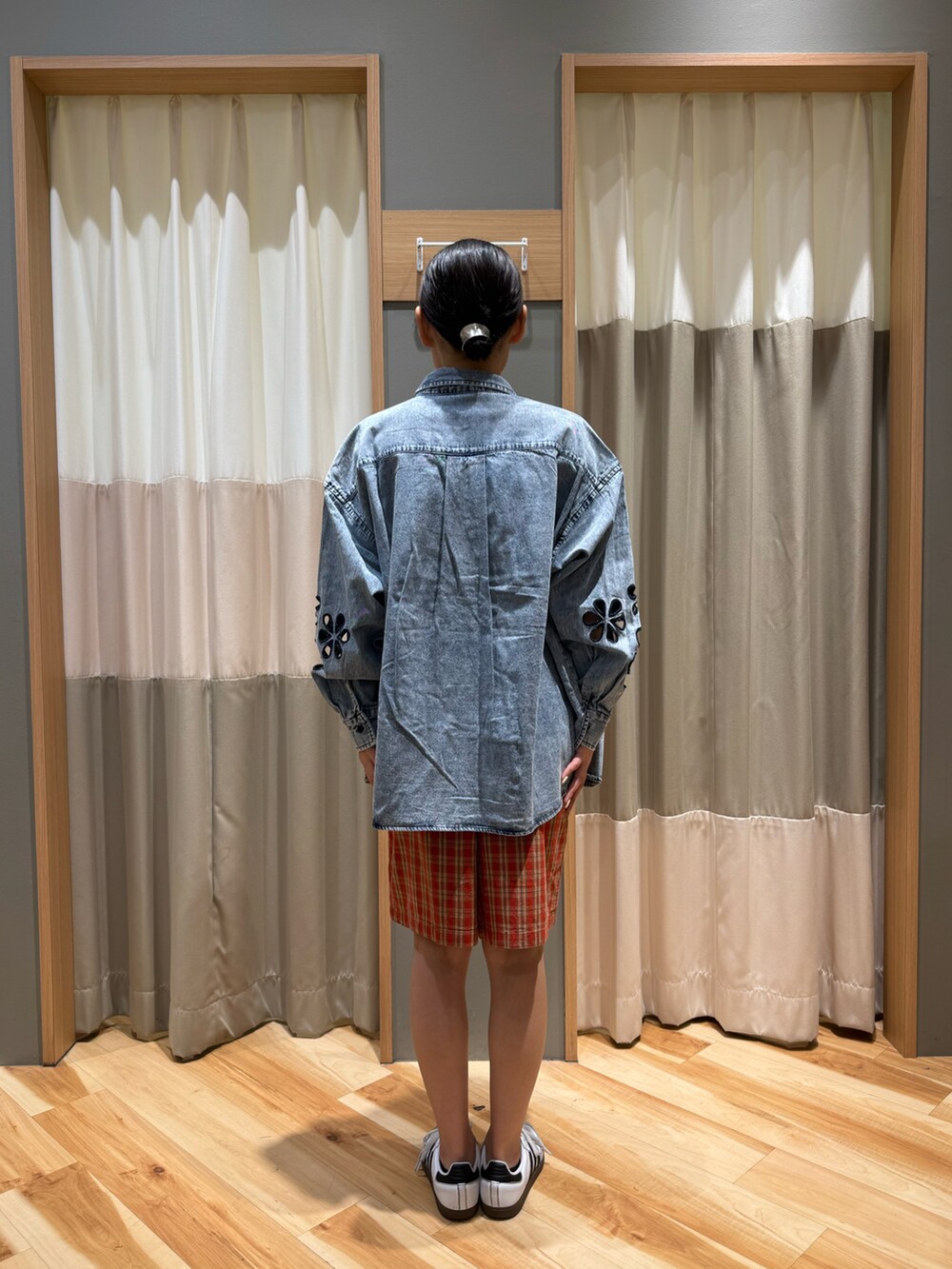 レッド系のその他パンツ、ホワイト系のTシャツ/カットソー、ブルー系のシャツ/ブラウスを着用したレディースの春コーディネートの3枚目の写真