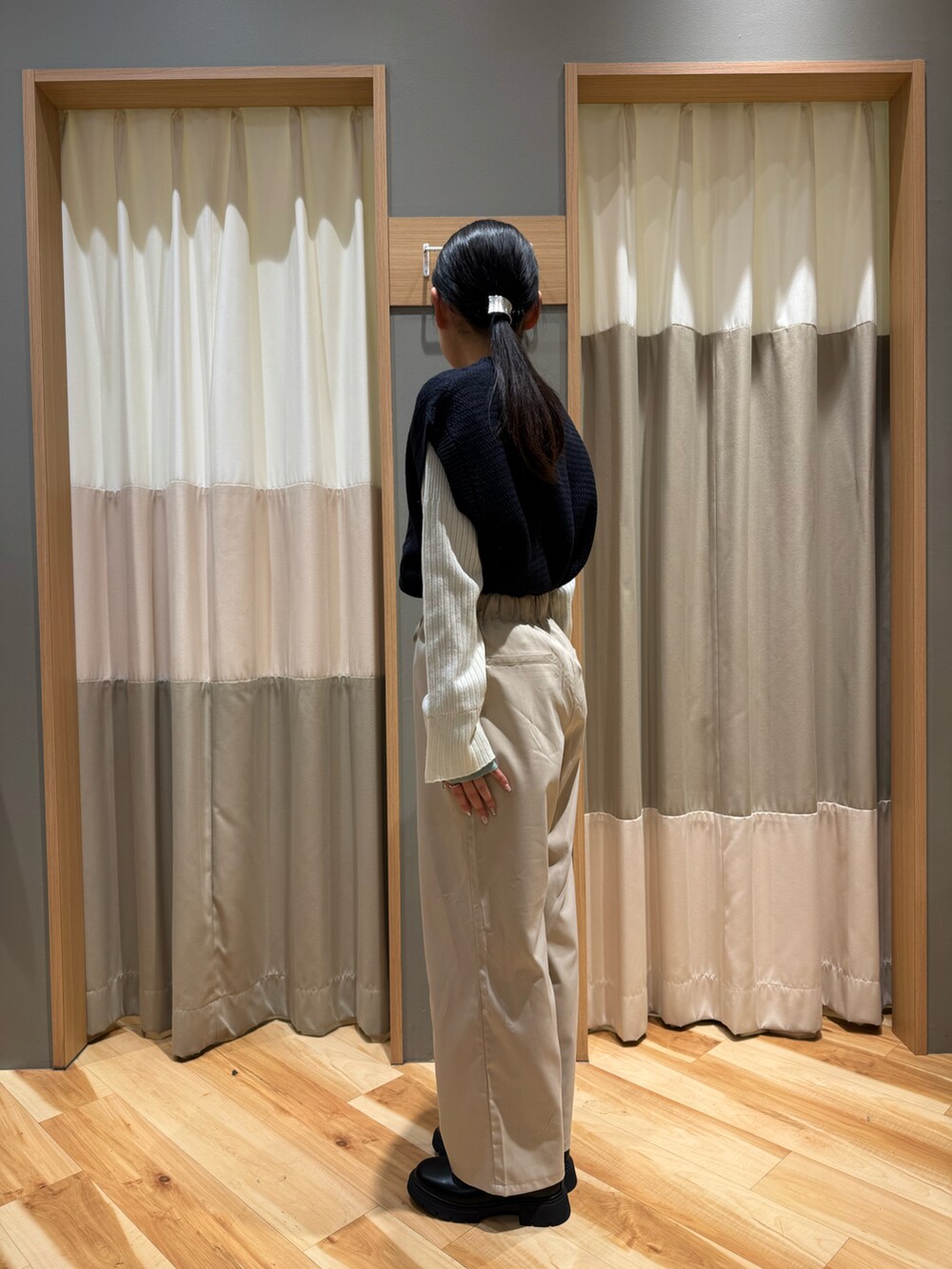 ベージュ系のその他パンツ、ブルー系のニット/セーター、ホワイト系のトップスを着用したレディースの冬コーディネートの2枚目の写真