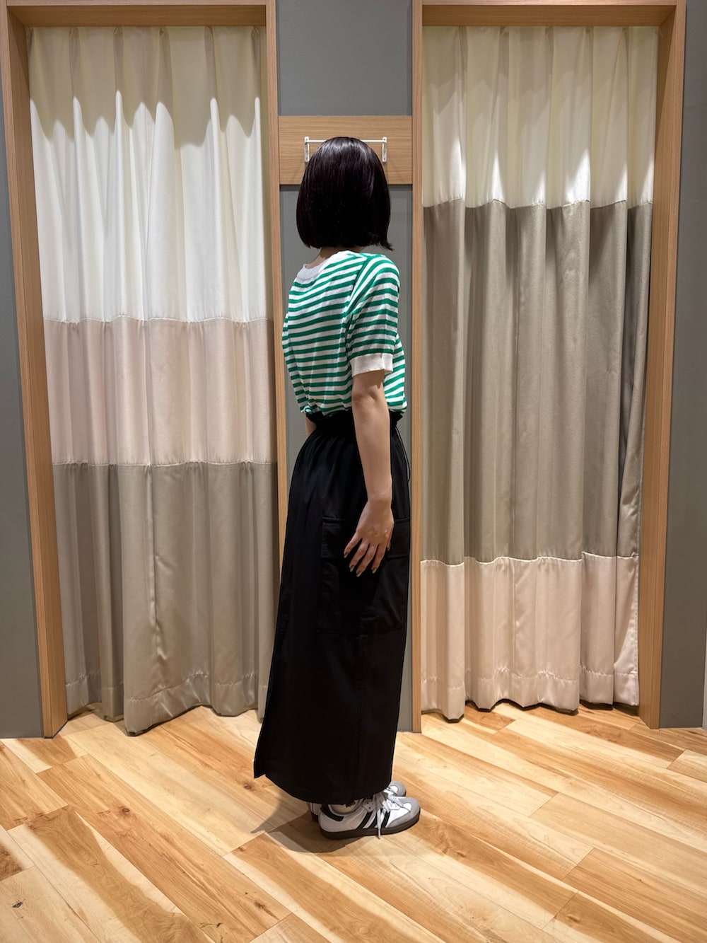 ブラック系のスカート、グリーン系のニット/セーターを着用したレディースの夏コーディネートの4枚目の写真