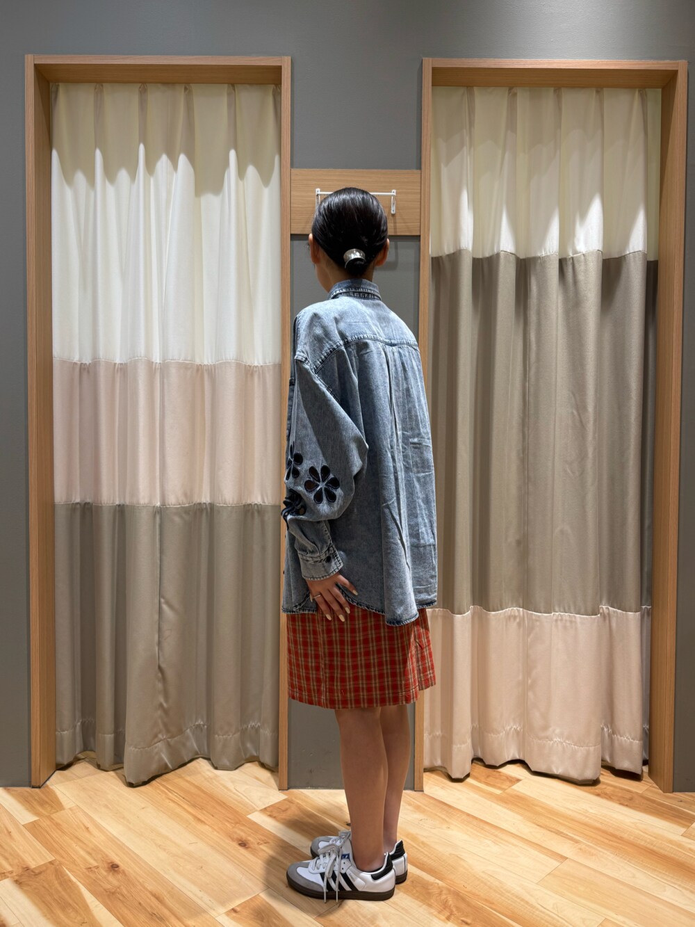 レッド系のその他パンツ、ホワイト系のTシャツ/カットソー、ブルー系のシャツ/ブラウスを着用したレディースの春コーディネートの2枚目の写真