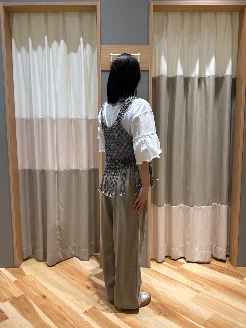 ホワイト系のドレスシューズ、グレー系のトップス、ホワイト系のトップスを着用したレディースの春コーディネートの4枚目の写真