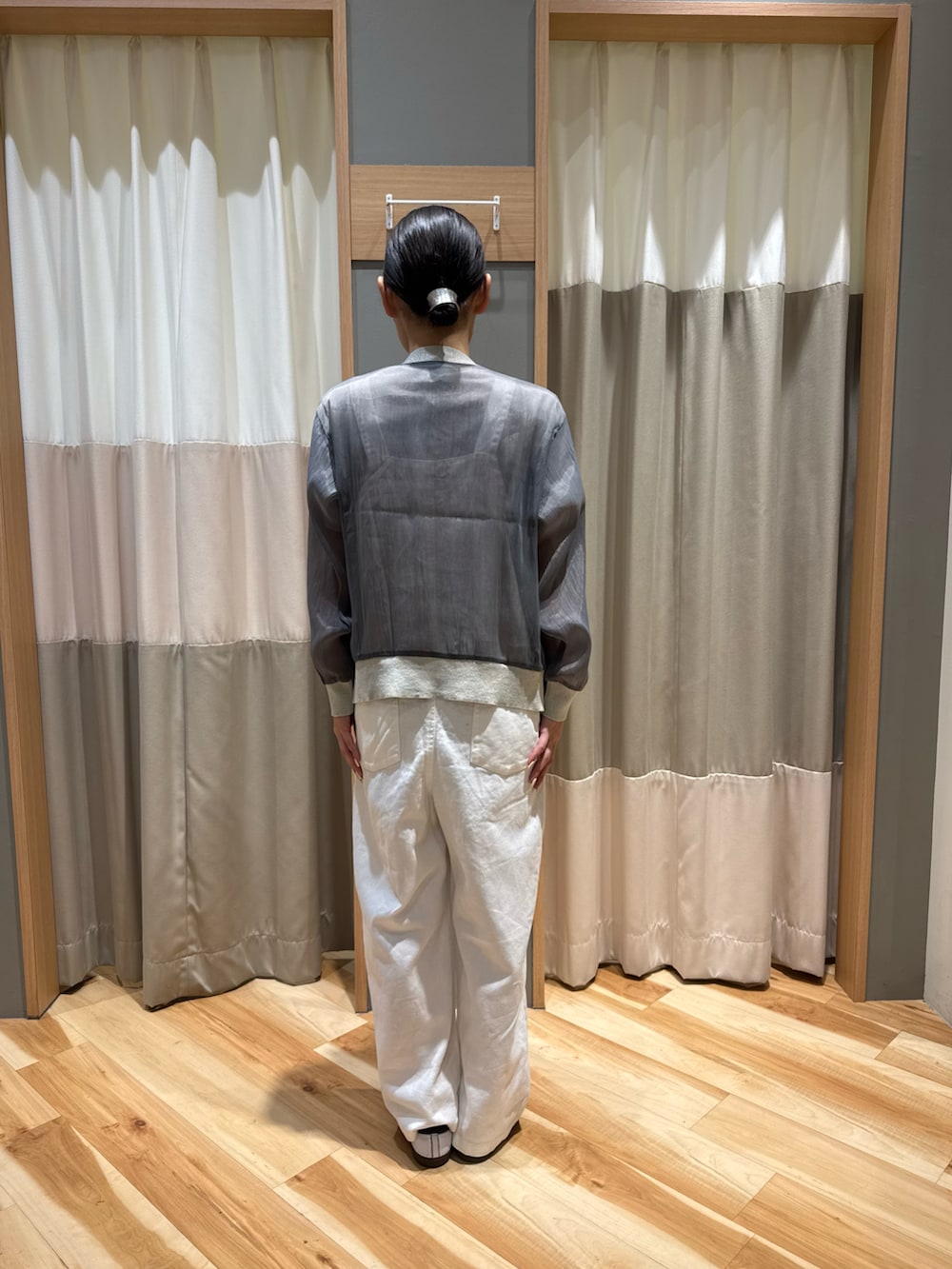 ホワイト系のオールインワン・サロペット、ホワイト系のTシャツ/カットソー、グレー系のカーディガン/ボレロを着用したレディースの春コーディネートの3枚目の写真