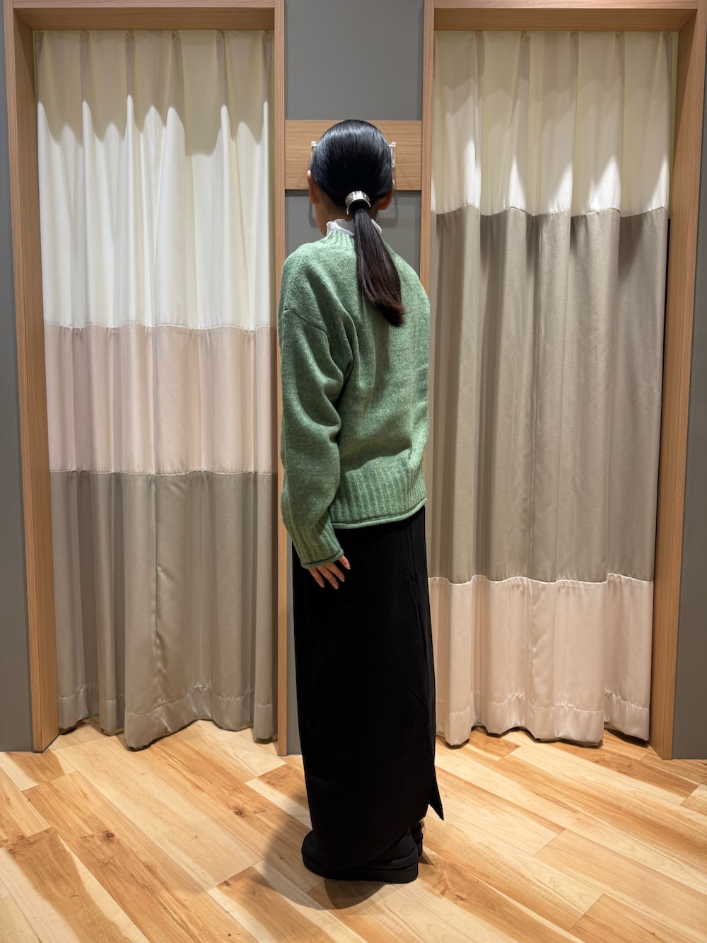 グリーン系のトップス、ブラック系のドレスシューズ、ホワイト系のTシャツ/カットソーを着用したレディースの冬コーディネートの2枚目の写真