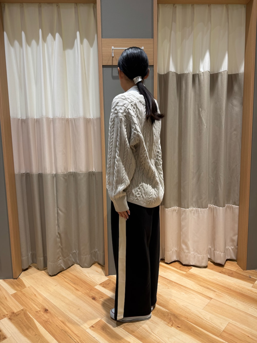 ホワイト系のカーディガン/ボレロ、ブラック系のその他パンツ、ホワイト系のニット/セーターを着用したレディースの冬コーディネートの2枚目の写真