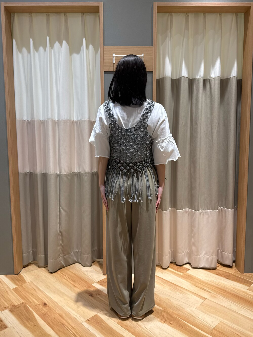 ホワイト系のドレスシューズ、グレー系のトップス、ホワイト系のトップスを着用したレディースの春コーディネートの3枚目の写真