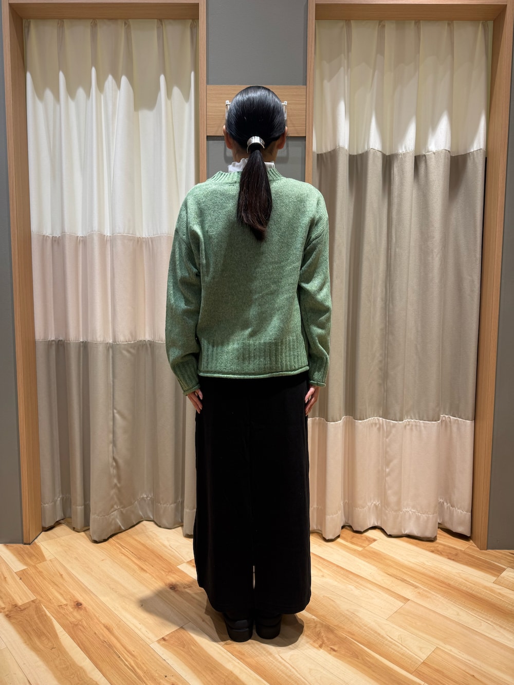 グリーン系のトップス、ブラック系のドレスシューズ、ホワイト系のTシャツ/カットソーを着用したレディースの冬コーディネートの3枚目の写真