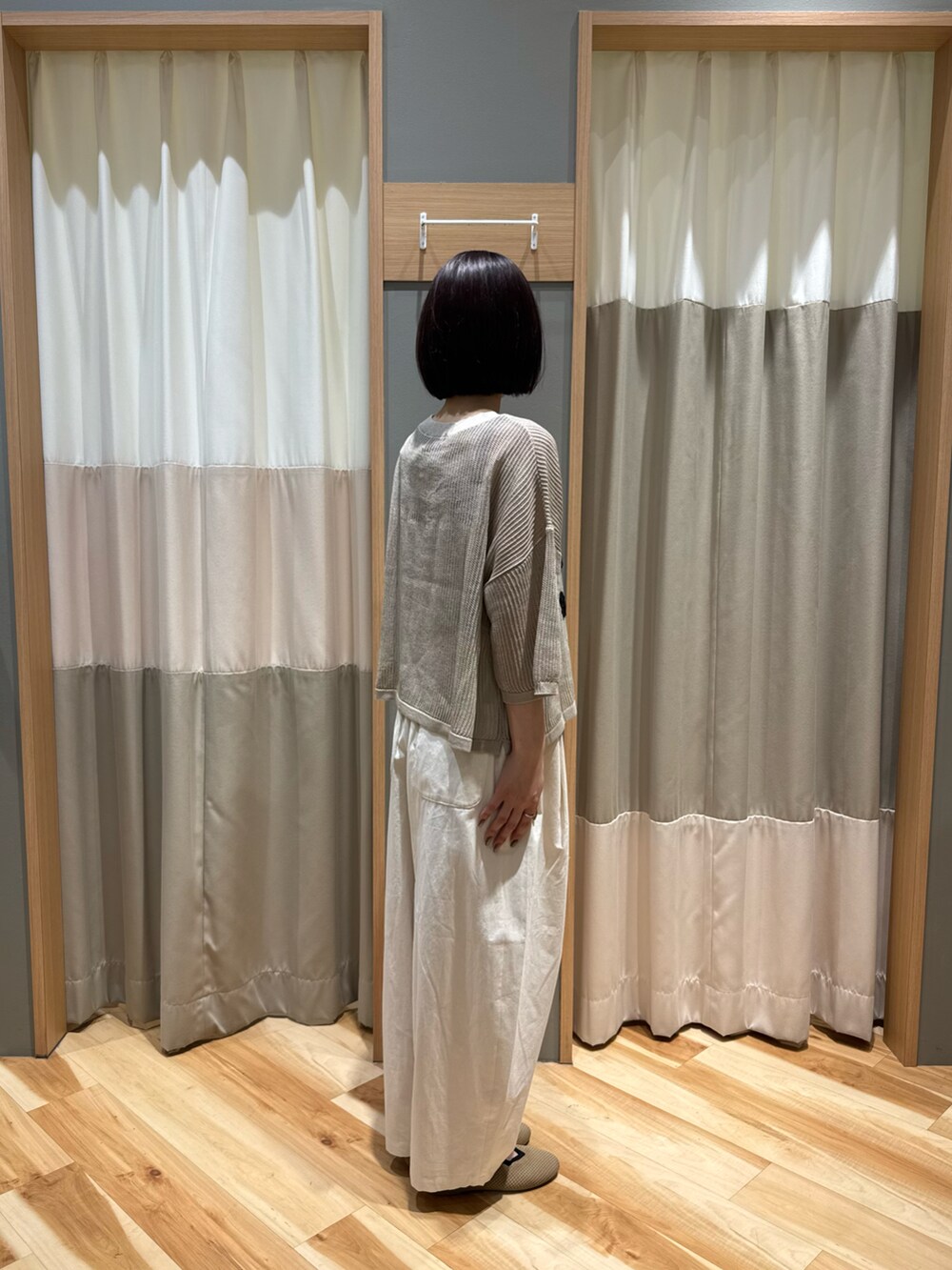 ブラウン系のドレスシューズ、ホワイト系のその他パンツ、ベージュ系のニット/セーターを着用したレディースの夏コーディネートの4枚目の写真