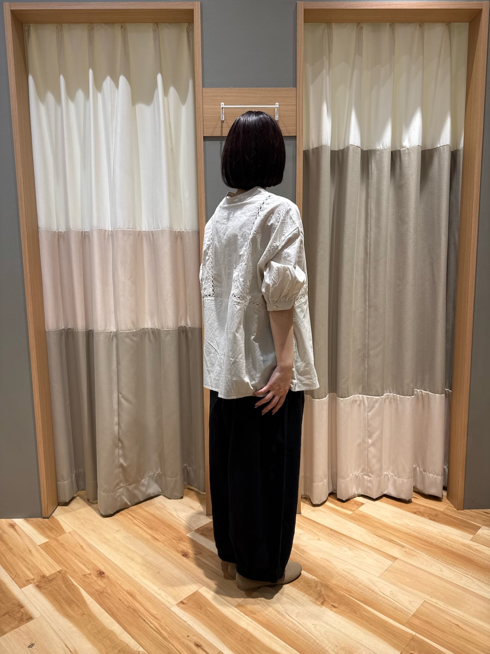 ブラウン系のドレスシューズ、ブラック系のその他パンツ、ベージュ系のシャツ/ブラウスを着用したレディースの夏コーディネートの4枚目の写真