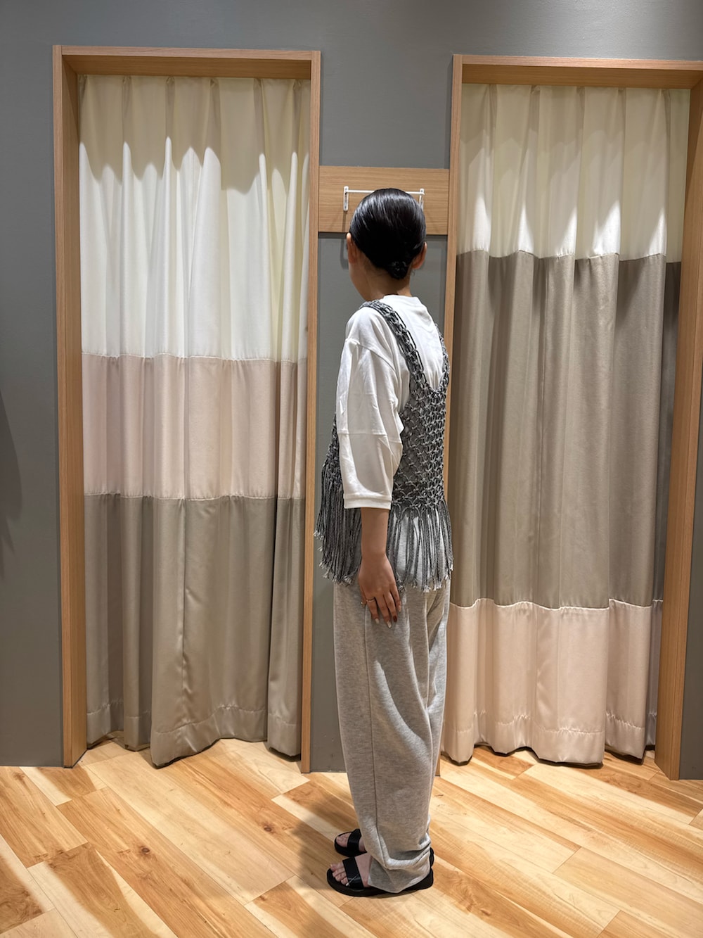 ブラック系のドレスシューズ、グレー系のパンツ、ホワイト系のTシャツ/カットソーを着用したレディースの春コーディネートの2枚目の写真
