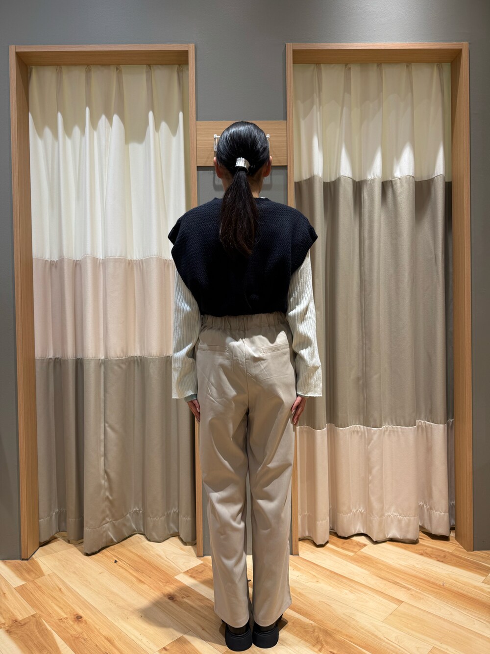 ベージュ系のその他パンツ、ブルー系のニット/セーター、ホワイト系のトップスを着用したレディースの冬コーディネートの3枚目の写真