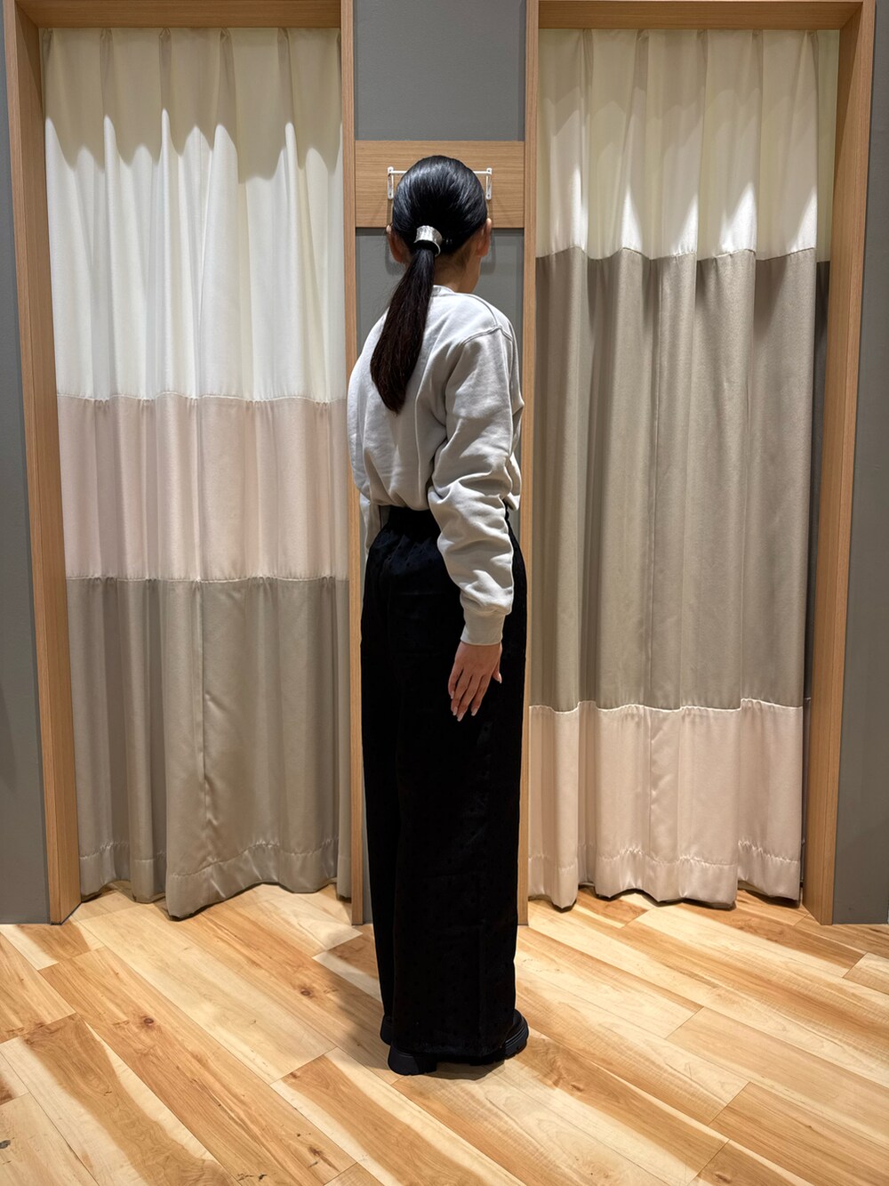 「お出かけコーデ、春コーデ、カジュアル、オトナカジュアル、低身長コーデ、ストレートパンツ、フロッキードット、ドット柄、ロゴプリント、Tシャツ、アソートプリント、サマンサモスモスブルー、Samansa Mos2 blue」｜「Samansa Mos2 blueの裏毛ロゴスウェット（Tシャツ/カットソー、グレー系）」を使った、kahoさん（レディース・156cm）の冬コーディネートの4枚目の写真