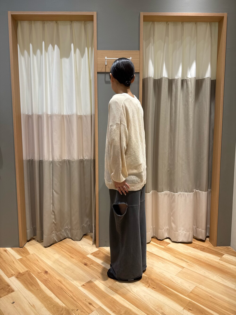 「夏コーデ、お出かけコーデ、低身長コーデ、カジュアル、シンプルコーデ、リラックススタイル、スウェットパンツ、カーディガン、メッシュ編み、Vネック、レッド、エスエムツー、SM2」｜「Samansa Mos2のベルトサボサンダル（ドレスシューズ、ブラック系）」を使った、kahoさん（レディース・156cm）の春コーディネートの2枚目の写真