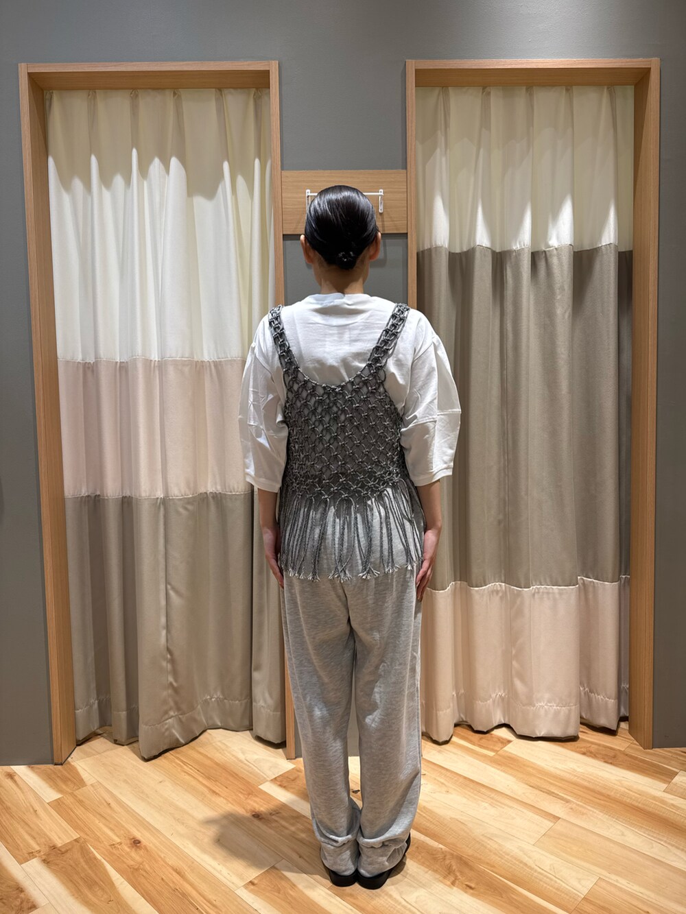ブラック系のドレスシューズ、グレー系のパンツ、ホワイト系のTシャツ/カットソーを着用したレディースの春コーディネートの3枚目の写真