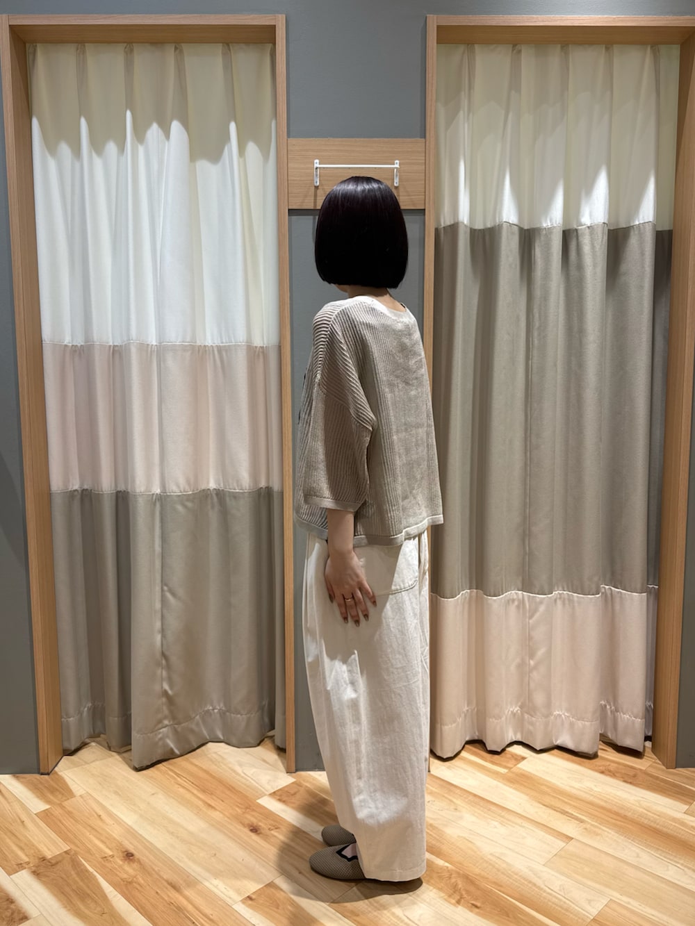 ブラウン系のドレスシューズ、ホワイト系のその他パンツ、ベージュ系のニット/セーターを着用したレディースの夏コーディネートの2枚目の写真