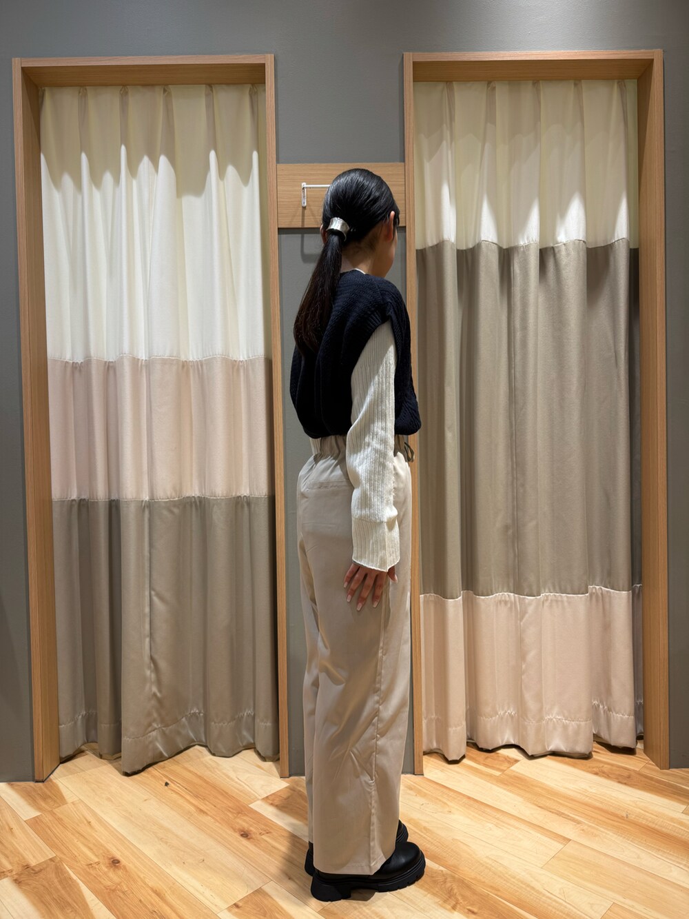 ベージュ系のその他パンツ、ブルー系のニット/セーター、ホワイト系のトップスを着用したレディースの冬コーディネートの4枚目の写真