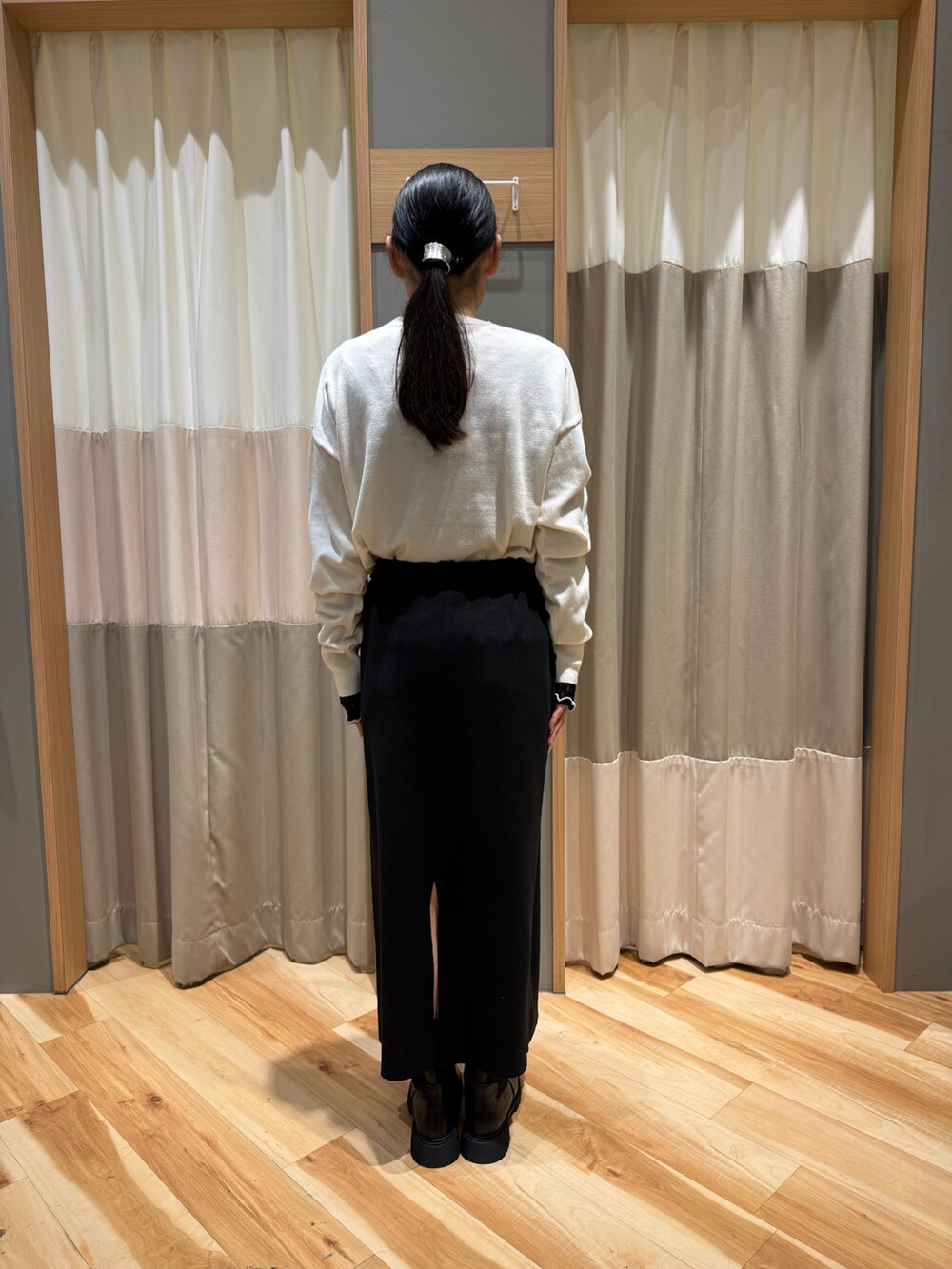 「お出かけコーデ、カジュアル、オトナカジュアル、きれいめコーディネート、Iラインスカート、ニットスカート、スリット、ブラック、ニット、ロゴデザイン、花柄、カットソー、サマンサモスモスブルー、Samansa Mos2 blue」｜「Samansa Mos2 blueのアイテム（スカート、ブラック系）」を使った、kahoさん（レディース・156cm）の冬コーディネートの3枚目の写真