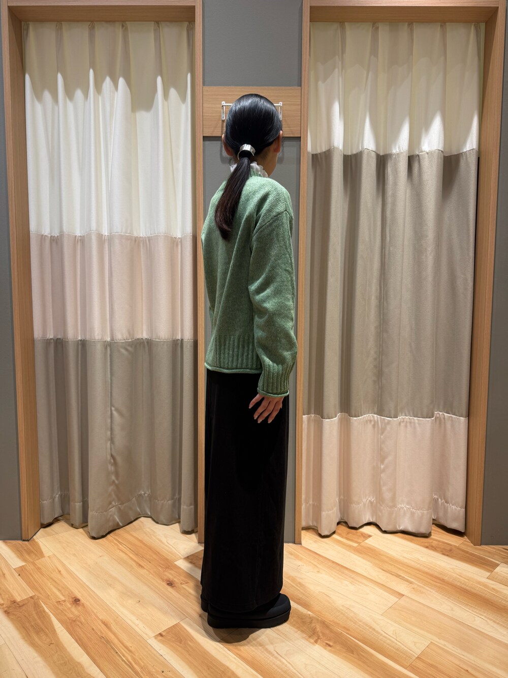 グリーン系のトップス、ブラック系のドレスシューズ、ホワイト系のTシャツ/カットソーを着用したレディースの冬コーディネートの4枚目の写真