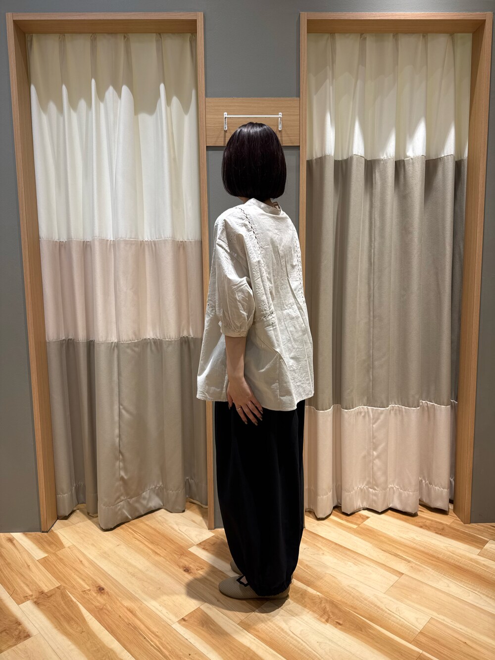 ブラウン系のドレスシューズ、ブラック系のその他パンツ、ベージュ系のシャツ/ブラウスを着用したレディースの夏コーディネートの2枚目の写真