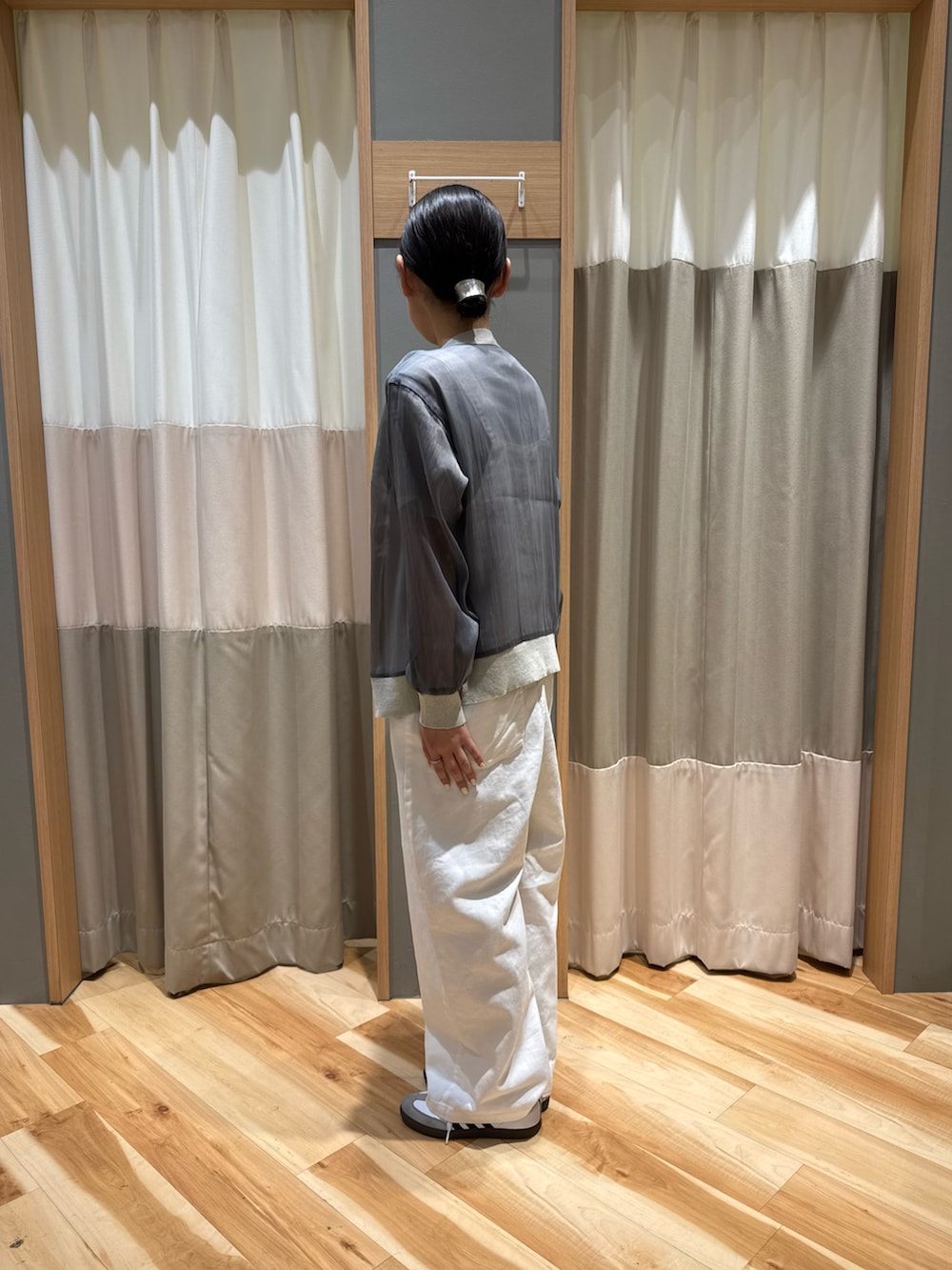 ホワイト系のオールインワン・サロペット、ホワイト系のTシャツ/カットソー、グレー系のカーディガン/ボレロを着用したレディースの春コーディネートの2枚目の写真