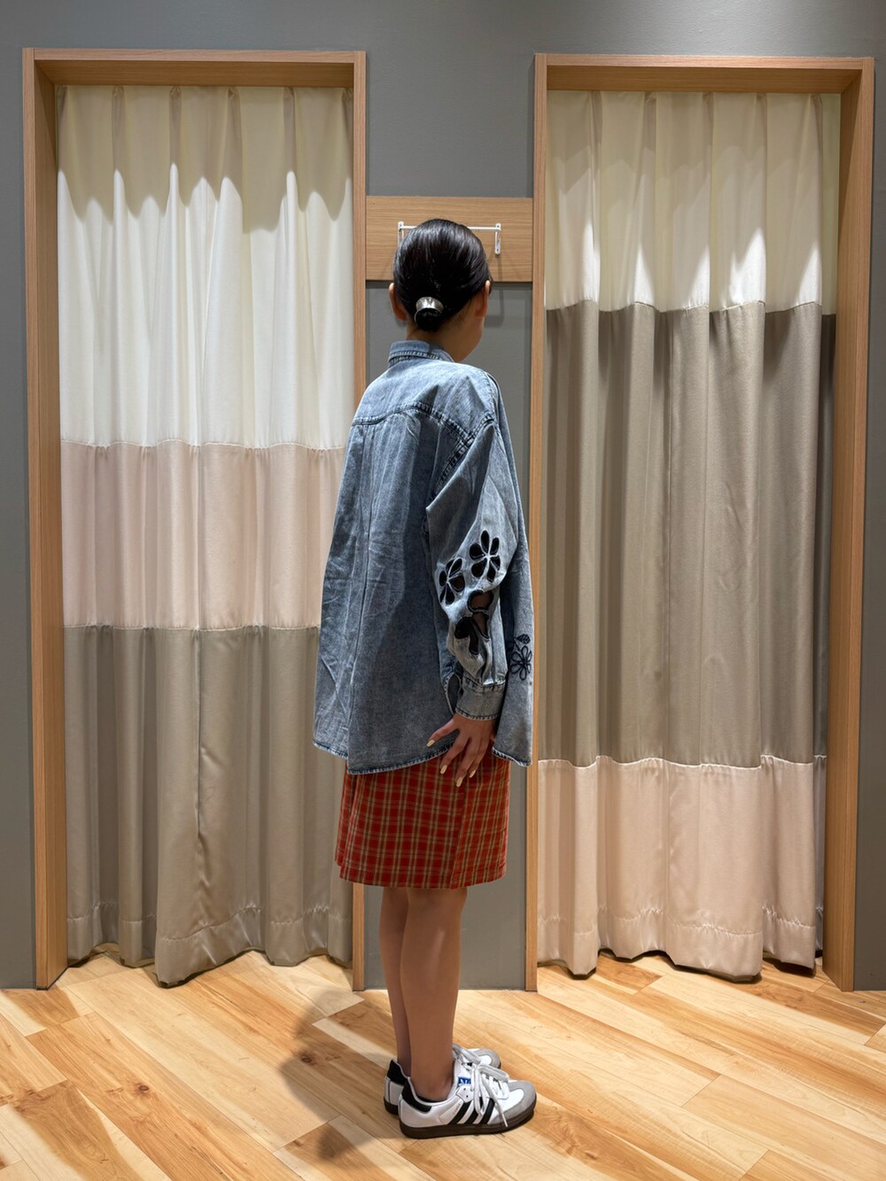 レッド系のその他パンツ、ホワイト系のTシャツ/カットソー、ブルー系のシャツ/ブラウスを着用したレディースの春コーディネートの4枚目の写真