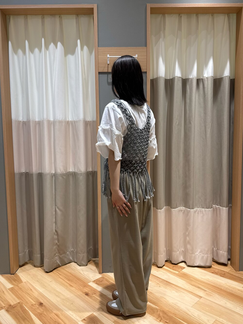 ホワイト系のドレスシューズ、グレー系のトップス、ホワイト系のトップスを着用したレディースの春コーディネートの2枚目の写真