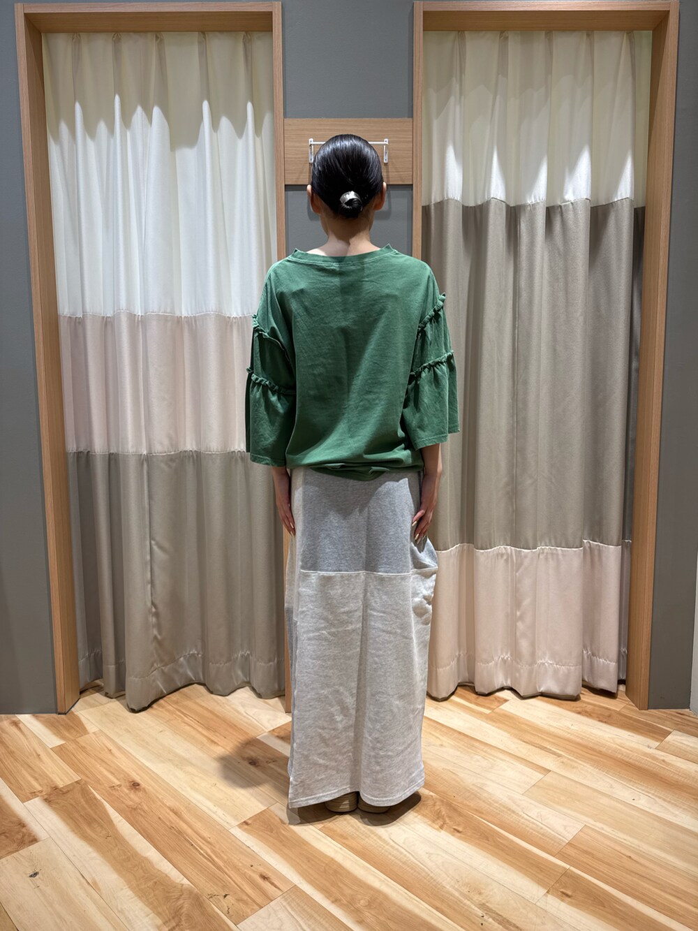 イエロー系のスニーカー、グレー系のスカート、グリーン系のTシャツ/カットソーを着用したレディースの春コーディネートの3枚目の写真