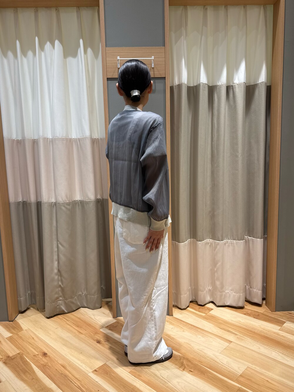 ホワイト系のオールインワン・サロペット、ホワイト系のTシャツ/カットソー、グレー系のカーディガン/ボレロを着用したレディースの春コーディネートの4枚目の写真