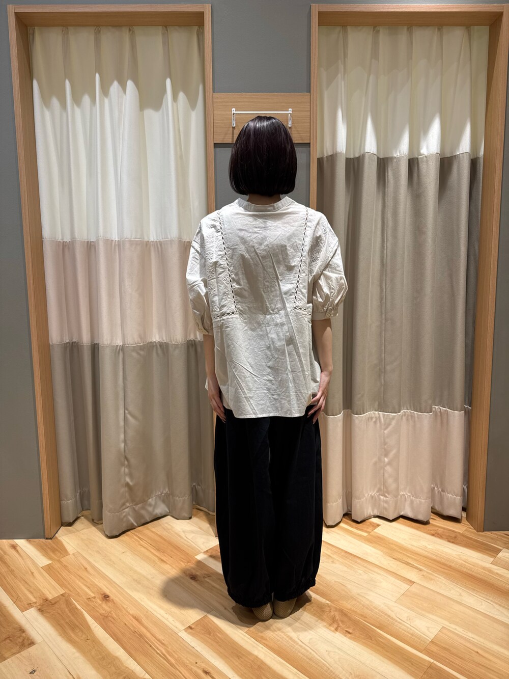 ブラウン系のドレスシューズ、ブラック系のその他パンツ、ベージュ系のシャツ/ブラウスを着用したレディースの夏コーディネートの3枚目の写真