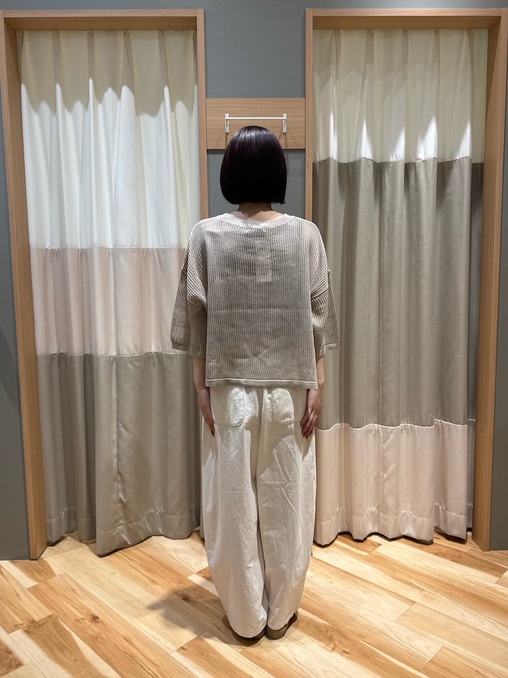 ブラウン系のドレスシューズ、ホワイト系のその他パンツ、ベージュ系のニット/セーターを着用したレディースの夏コーディネートの3枚目の写真