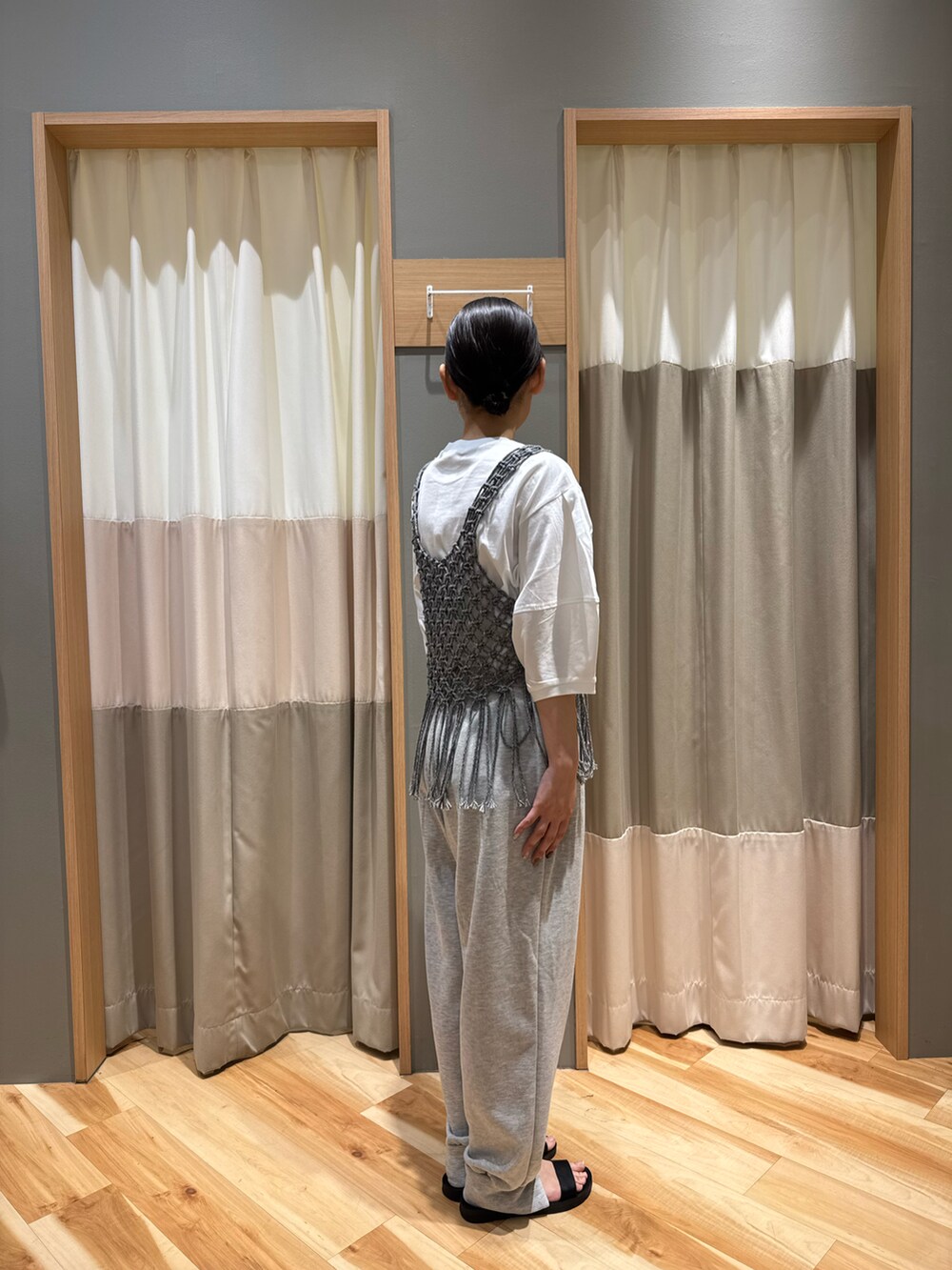 ブラック系のドレスシューズ、グレー系のパンツ、ホワイト系のTシャツ/カットソーを着用したレディースの春コーディネートの4枚目の写真