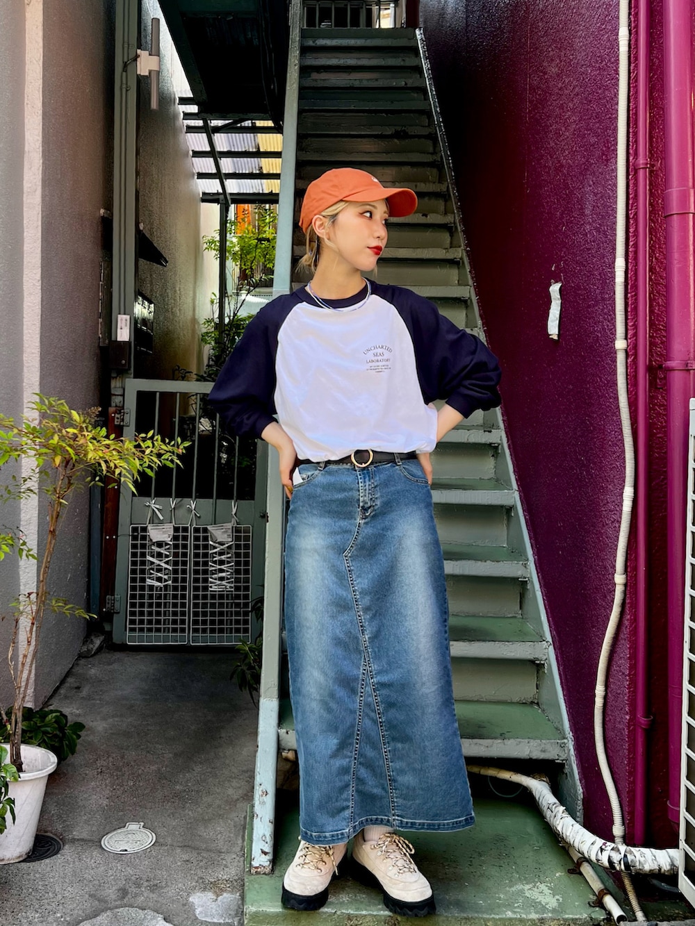 ベージュ系のスニーカー、ブルー系のデニムスカート、ブルー系のTシャツ/カットソーを着用したレディースの夏コーディネートの3枚目の写真