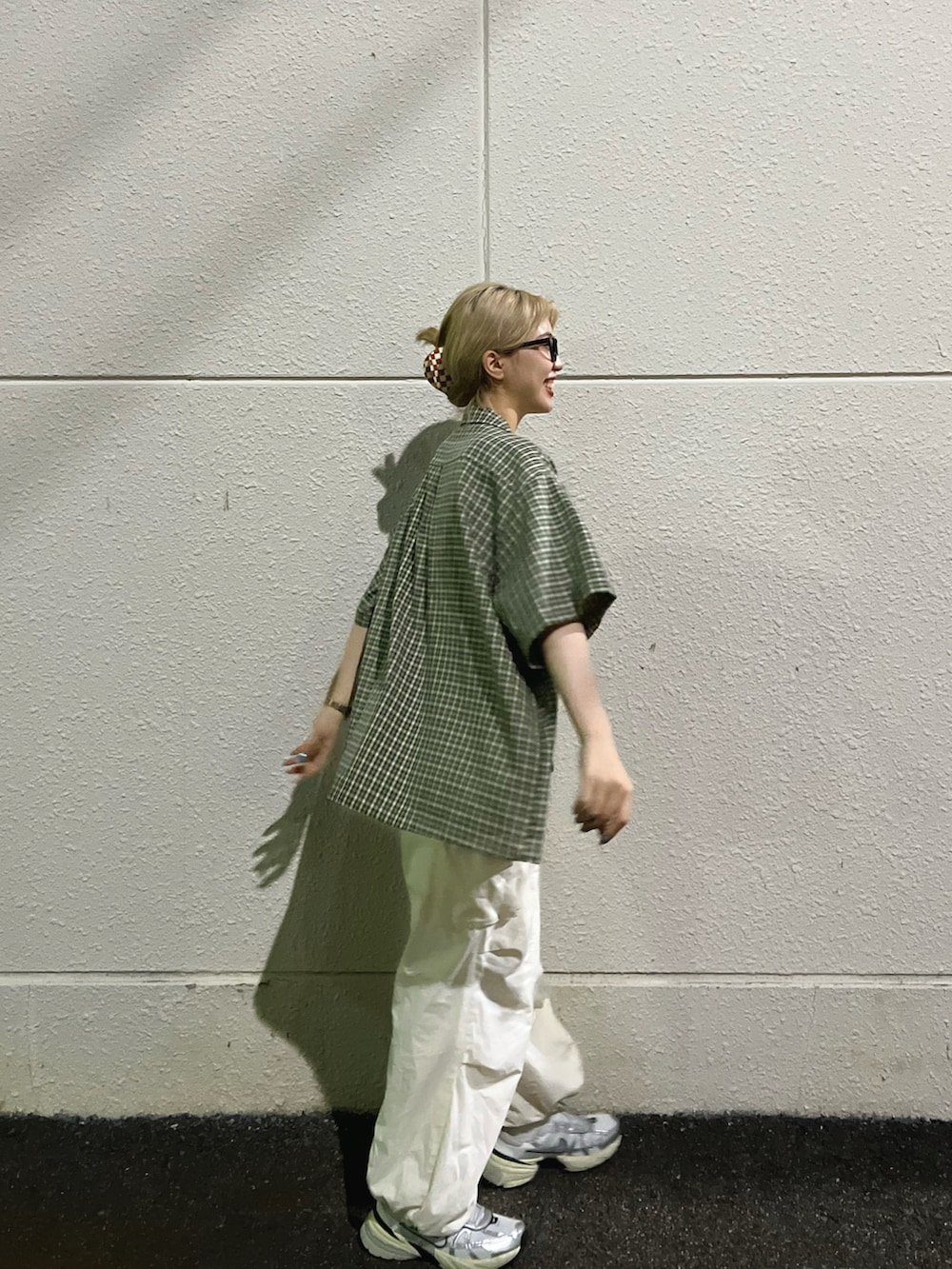 ホワイト系のカーゴパンツ、ホワイト系のスニーカー、ホワイト系のTシャツ/カットソーを着用したレディースの夏コーディネートの2枚目の写真