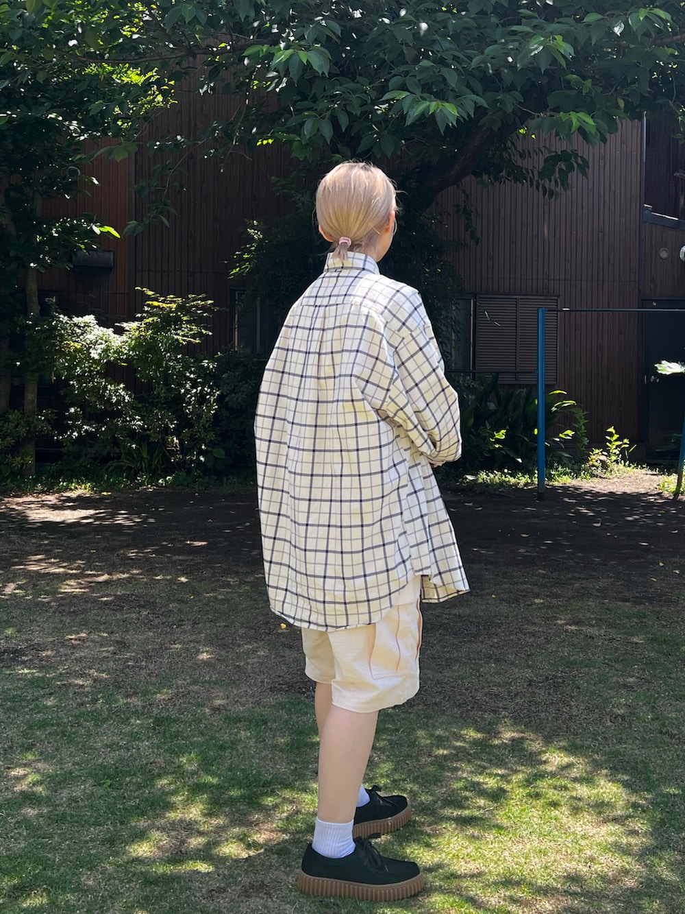 ブラック系のモカシン/デッキシューズ、ベージュ系のシャツ/ブラウス、ホワイト系のカーゴパンツを着用したレディースの春コーディネートの4枚目の写真