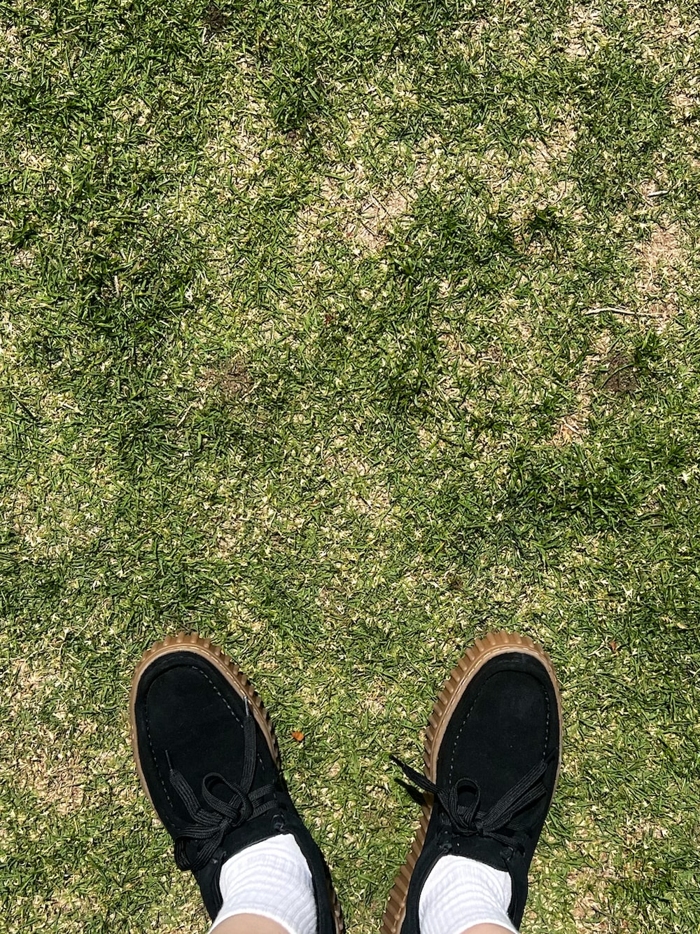 ブラック系のモカシン/デッキシューズ、ベージュ系のシャツ/ブラウス、ホワイト系のカーゴパンツを着用したレディースの春コーディネートの5枚目の写真