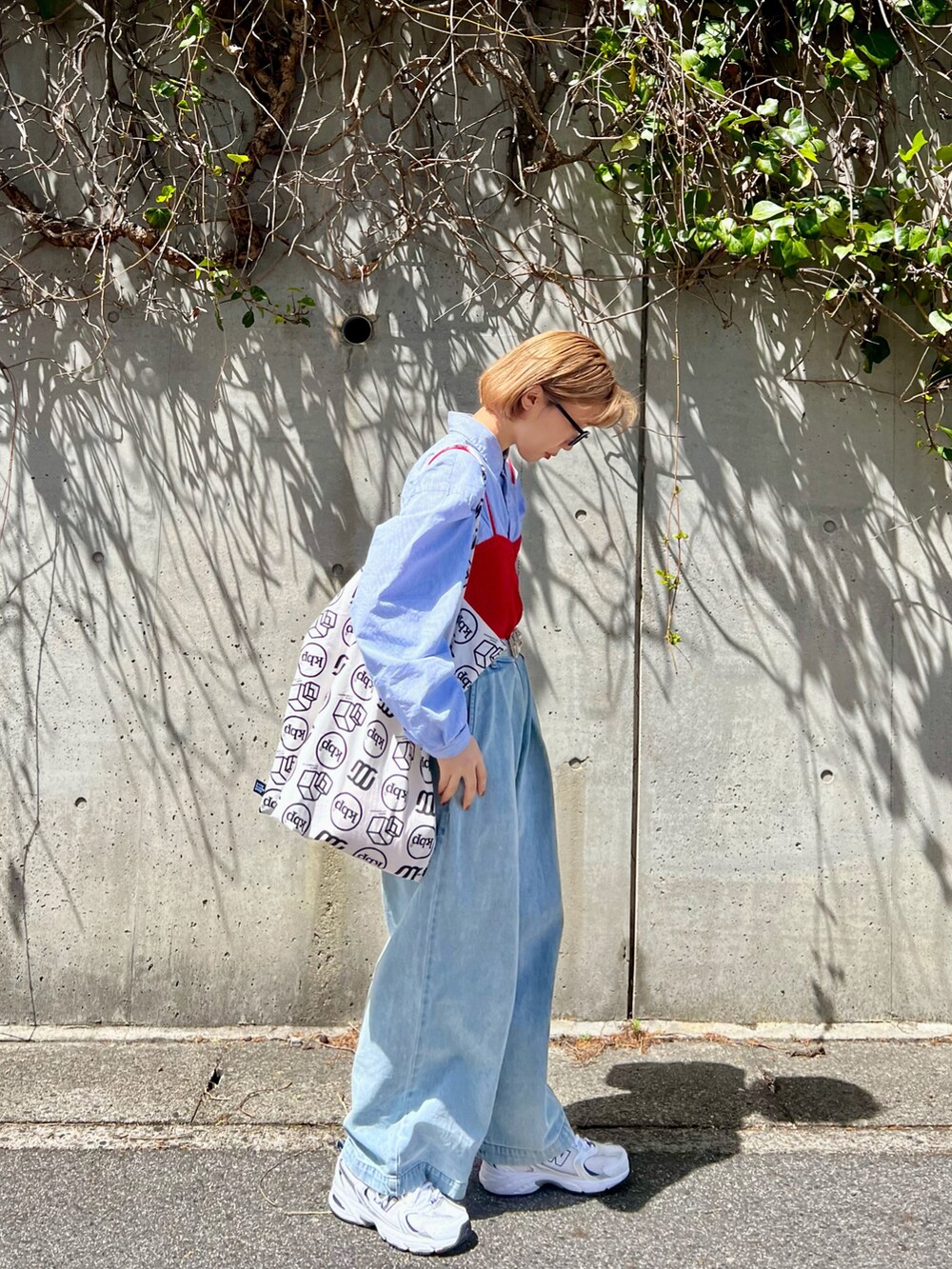 ブルー系のスラックス、ブルー系のシャツ/ブラウス、レッド系のチューブトップを着用したレディースの春コーディネートの2枚目の写真