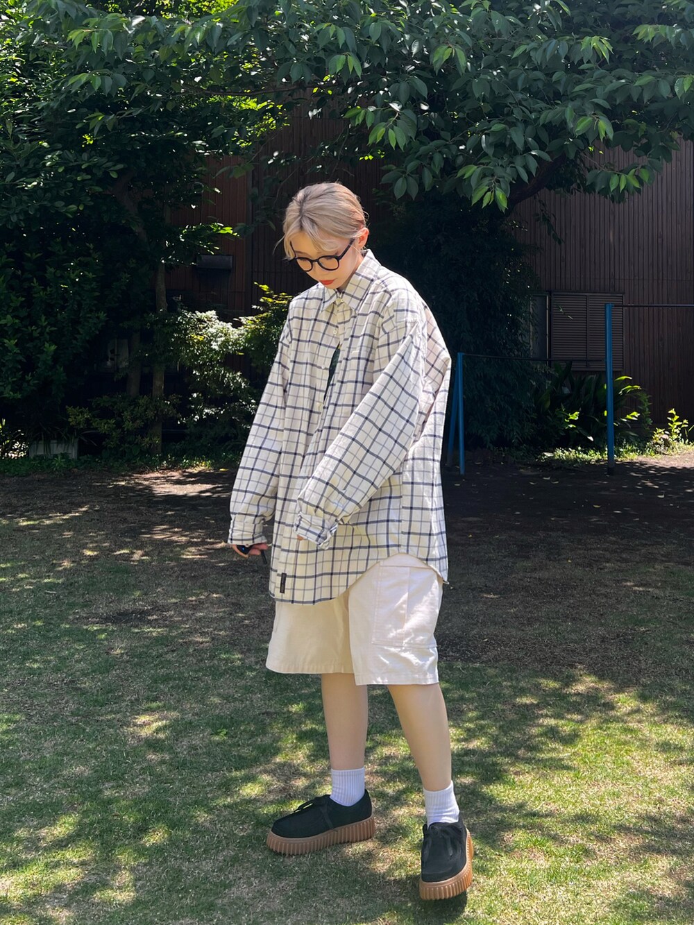 ブラック系のモカシン/デッキシューズ、ベージュ系のシャツ/ブラウス、ホワイト系のカーゴパンツを着用したレディースの春コーディネートの2枚目の写真