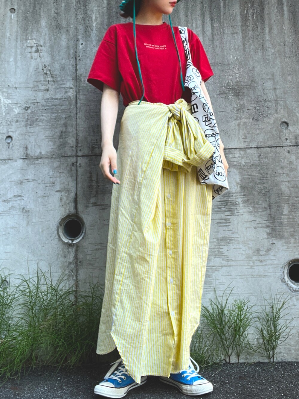 ブルー系のスニーカー、イエロー系のシャツワンピース、レッド系のTシャツ/カットソーを着用したレディースの夏コーディネートの2枚目の写真