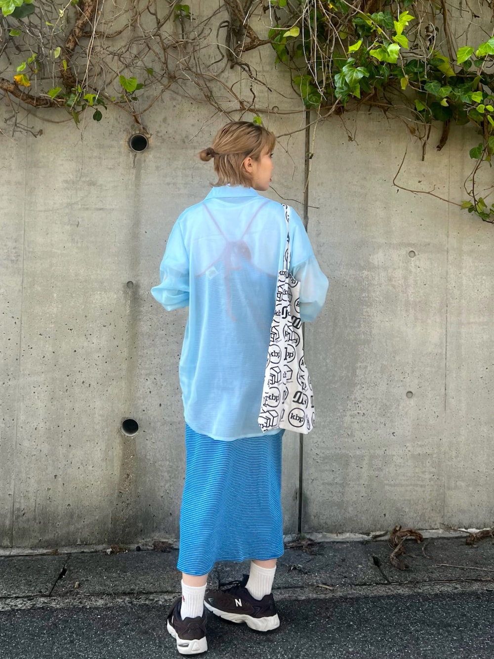 ブルー系のワンピース、ブラウン系のスニーカー、ホワイト系のヘアピンを着用したレディースの春コーディネートの3枚目の写真