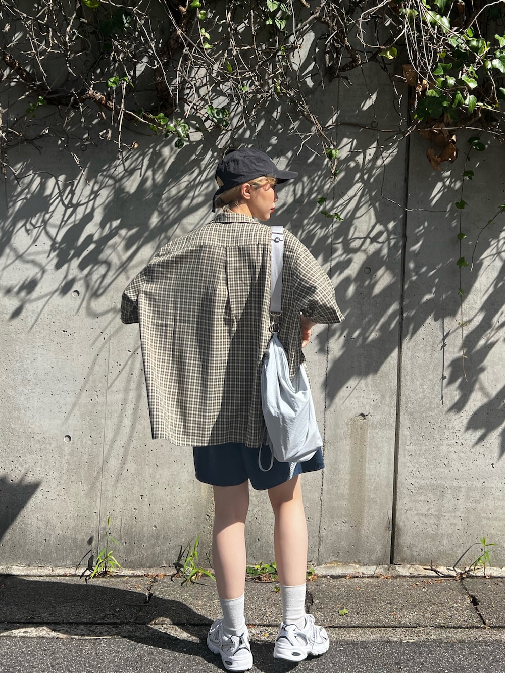 ホワイト系のスニーカー、ブルー系のパンツ、グリーン系のシャツ/ブラウスを着用したレディースの夏コーディネートの3枚目の写真