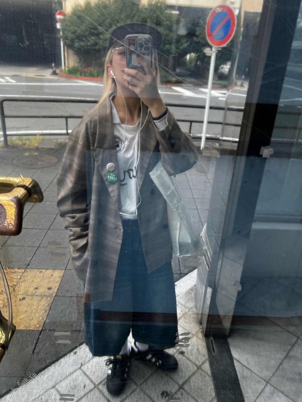 ホワイト系のスニーカー、ブルー系のデニムパンツ、ホワイト系のTシャツ/カットソーを着用したレディースの秋コーディネートの2枚目の写真