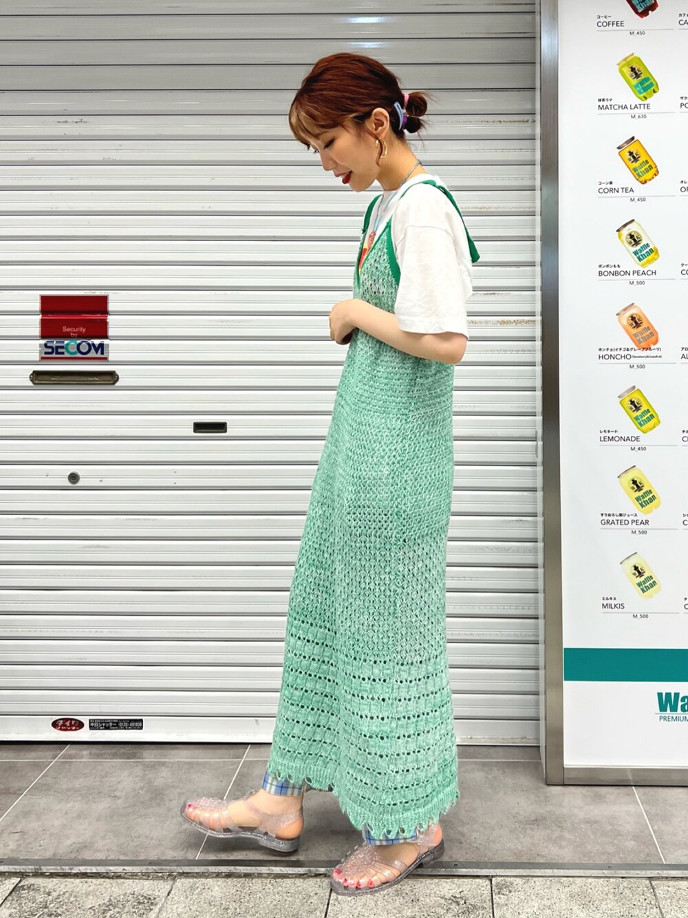 グリーン系のワンピース/ドレス、ブルー系のパンツ、ホワイト系のTシャツ/カットソーを着用したレディースの夏コーディネートの2枚目の写真