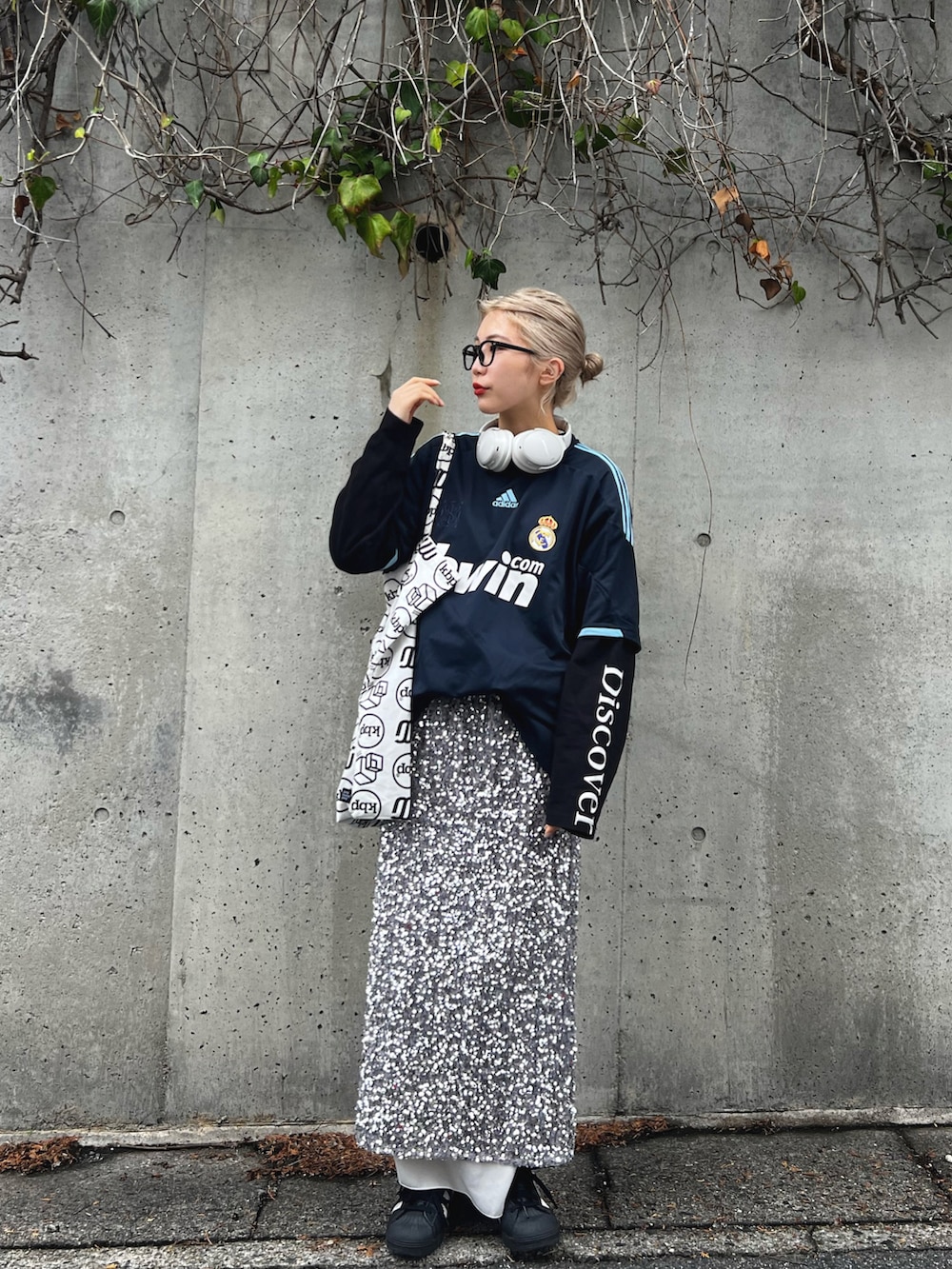 ホワイト系のスニーカー、シルバー系のスカート、ブルー系のトップスを着用したレディースの冬コーディネートの3枚目の写真