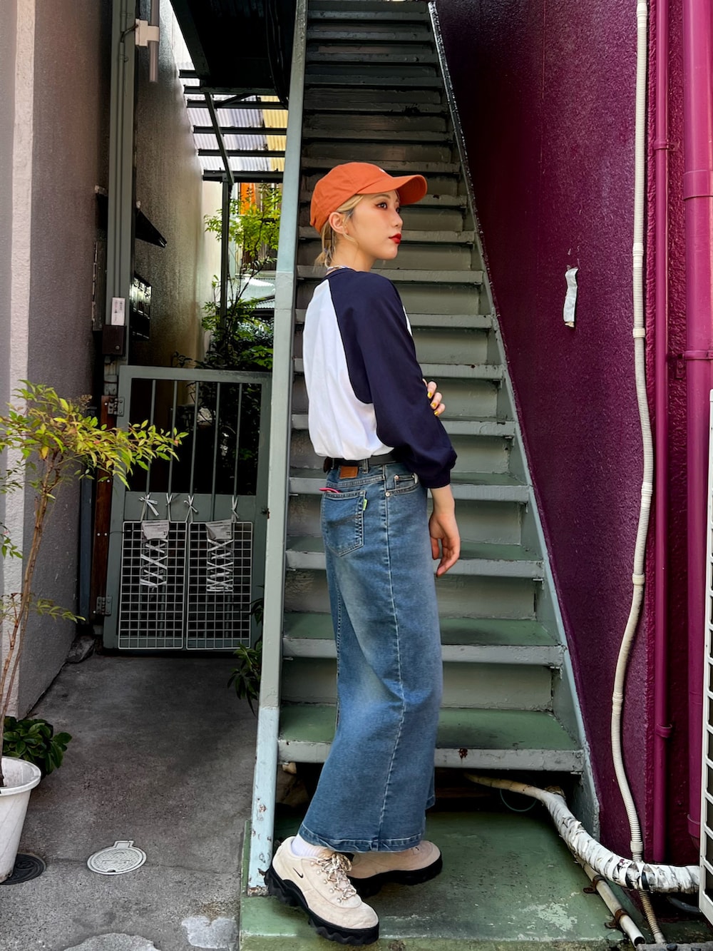 ベージュ系のスニーカー、ブルー系のデニムスカート、ブルー系のTシャツ/カットソーを着用したレディースの夏コーディネートの2枚目の写真