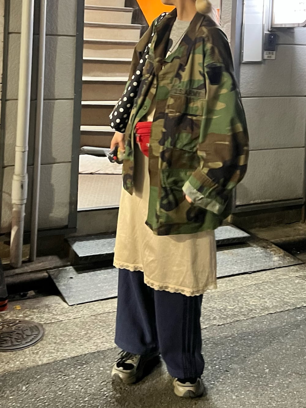 ブラック系のスニーカーを着用したレディースの春コーディネートの2枚目の写真